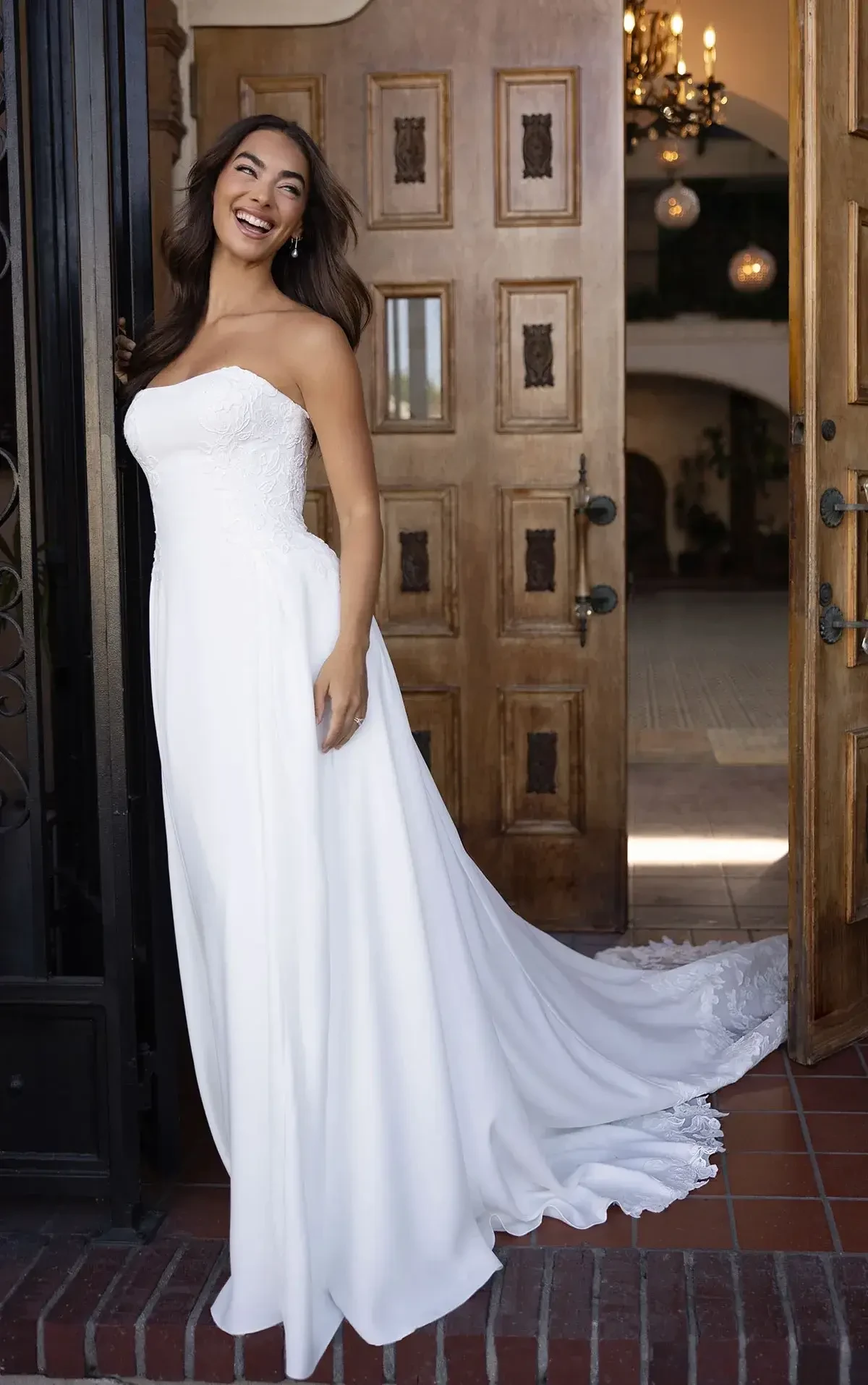 How to Highlight Your Favorite Features with the Perfect Wedding Dress Image